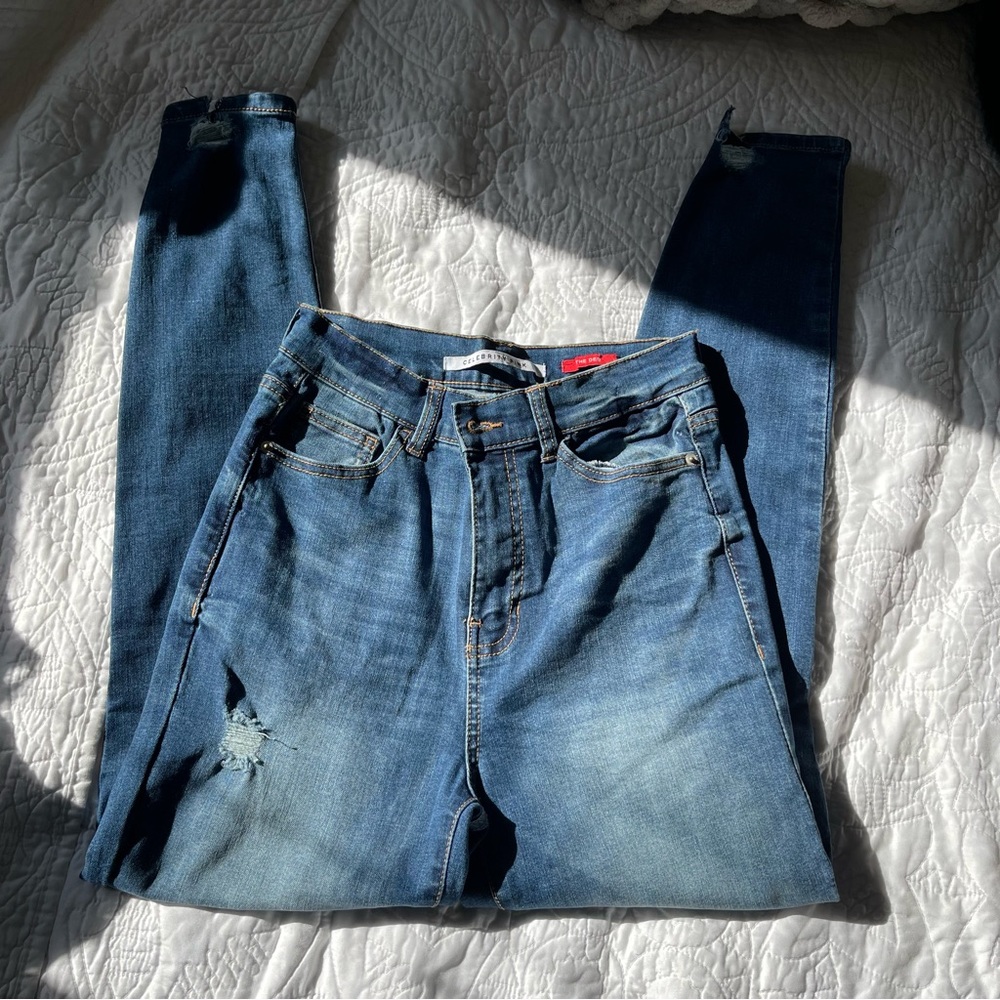 NWOT - Destroyed hem/distressed juniors high rise skinny jeans size 5/27